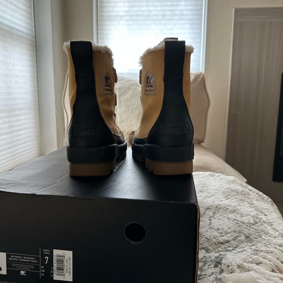 Sorel Tivoli Boots in Box Size 7 - Picture 2 of 7